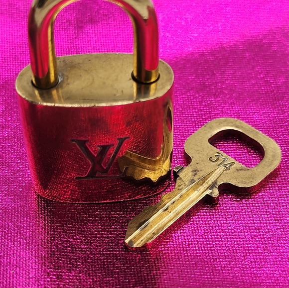 Louis Vuitton Lock & Key, # 314, AUTHENTIC - Picture 6 of 7